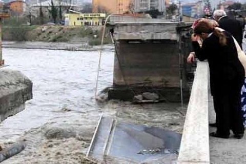 Aniden sesler geldi, köprü yan yatmaya başladı ve çöktü! 