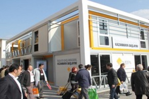 Vefa Prefabrike, fuarda iki katlı ofisi üç günde kurdu!