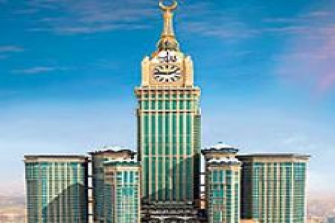 Mekke Royal Clock Tower Kabe'nin yanı başında bulunuyor