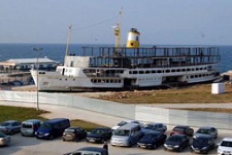 Yalova'daki İnkılap Vapuru kaçak kat çıkınca orada kaldı!