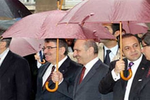 Çevre ve Şehircilik Bakanı Erdoğan Bayraktar'ın elinde pembe şemsiye!