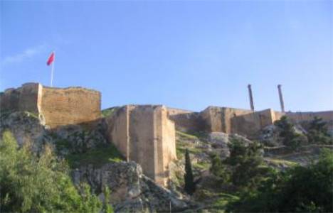 Tarihi Urfa Kalesi'ndeki surlar çöktü!