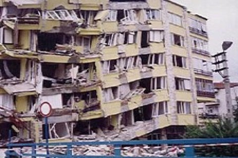 Depremzedeler TOKİ'nin verdiği konutlara talip!