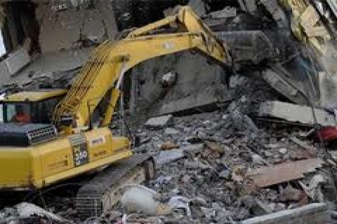  Van'da yıkım çalışması yapılan bina çöktü: 3 yaralı 