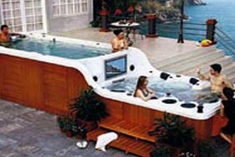 Televizyonlu, barlı çift katlı jakuzi!