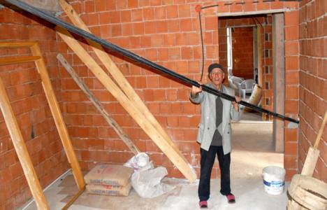 Aydın'da evin içinde kalan telefon direği kaldırıldı!