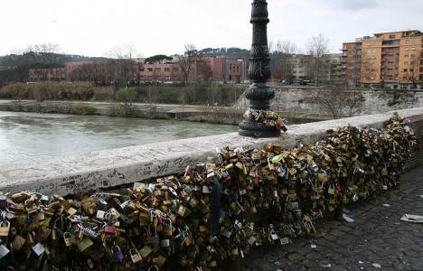 Milvio Köprüsü'nde mimariye zarar veren kilitler sökülüyor!