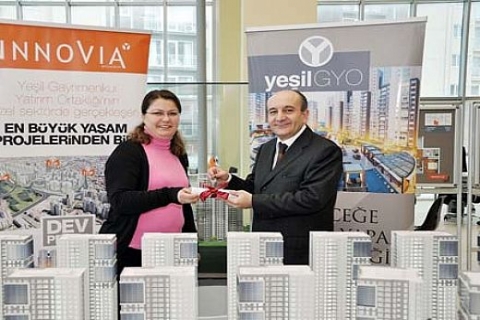 Innovia Yılbaşı Çekilişi talihlileri hediyelerini aldı: 1+1 ev, 2 Cherry Tiggo!