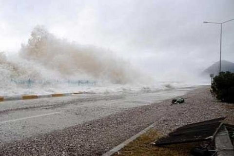 Akdeniz'in dev dalgaları yol kapattı!