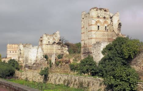  İstanbul'un tarihi surları restore edilecek!
