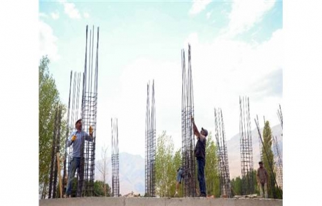 İşte inşaat işçilerinin zorlu yaşamları!