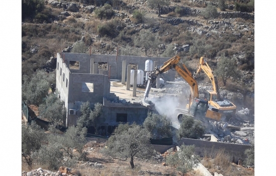 İsrail askerleri Batı Şeria'da Filistinlilere ait evi yıktı!