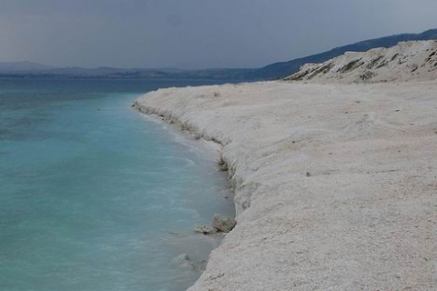 Yeşilova'daki Salda Gölü kumsalı, Mars kayası gibi!