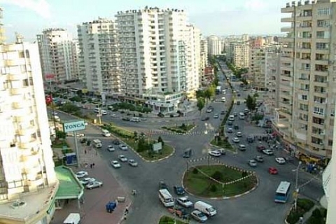 Adana'da imar davasını kazanan Dürdane Ülger, yolu trafiğe kapattı!