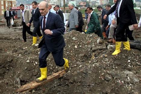 Erdoğan Bayraktar'dan TOKİ evlerinde kapıcı dairesi özeleştirisi!