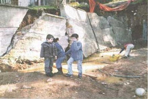 Burgazada'daki oyun alanının duvarı çocukların üzerine yıkılacak!