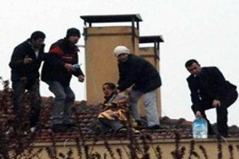 Kocaeli Arızlı Konutları'nın çatısında benzinli eylem!