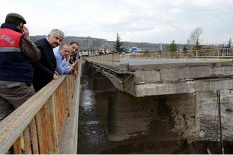 Zonguldak Filyos çayı üzerindeki köprü çöktü: 15 kişi kayıp!
