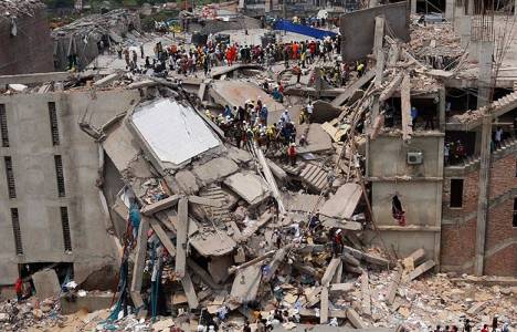 Bangladeş'te çöken iş merkezinin enkazında yangın çıktı!