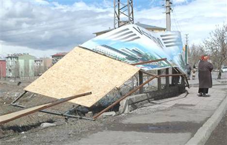 Erzurum'da fırtına minare devirdi!