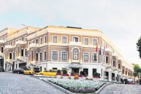 Emre Ergani W Otel'i Türkleştiriyor!