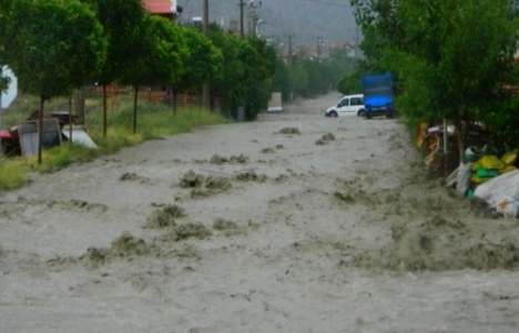 Giresun'da sağanak yağış nedeniyle ev ve işyerlerini su bastı!
