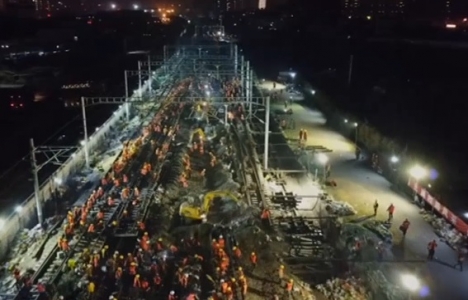 Çinliler 9 saatte tren istasyonu inşa etti!