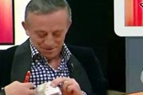Ali Ağaoğlu, katıldığı programda cebinden deste deste para çıkardı