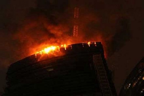 Rusya'nın inşaat halindeki en büyük ticaret merkezi yandı!