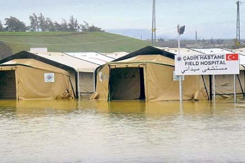 Suriye baraj kapaklarını açınca Hatay'daki çadırkenti su bastı!
