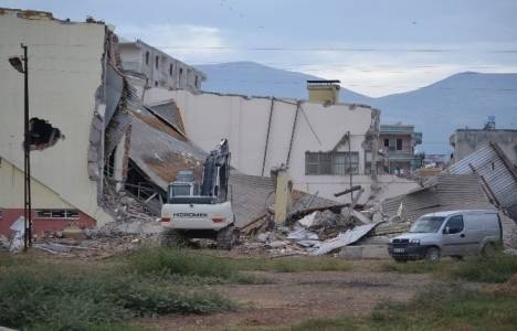 Hatay Kırıkhan Spor Salonu'nun yıkımı gerçekleşti!