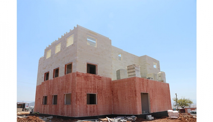 Gaziantep Nurdağı nda fiber kompozit bloklarla yapılan köy evi ve deprem konutu tamamlanıyor!