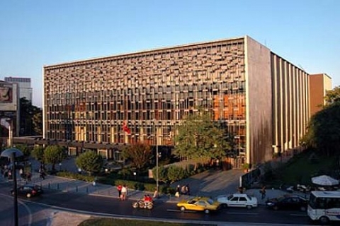 Ertuğrul Günay: Kenan Paşa'nın aklıyla yapılmış, AKM denilen ucube yapımız var!