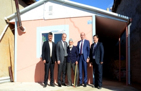 Pamukkale Kurtluca'da ihtiyaç sahibi iki aileye prefabrik ev yapıldı!
