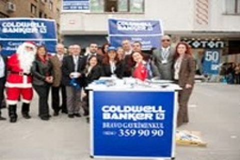 Coldwell Banker profesyonelleri yeni yılı, Cadde de kutladı