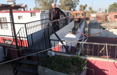 Necmettin Afşin oğlunun evine gitmek için üst geçit yaptırdı!