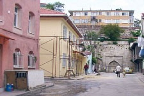 Fatih Belediyesi, Romanlar Günü'nü yine erteledi!