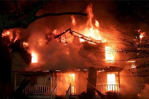 İzmir'de kullanıma kapalı iki katlı binada yangın çıktı!