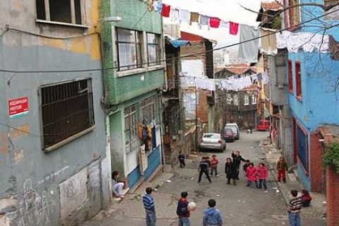 Süleymaniye'nin arka sokaklarında ve bekar odalarında hayatlar!