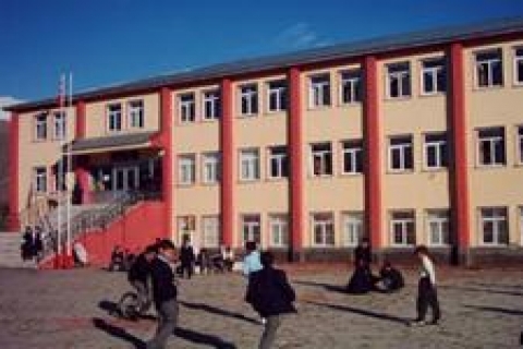 Doğubayazıt'ta öğretmenler okullarını onarıyor!