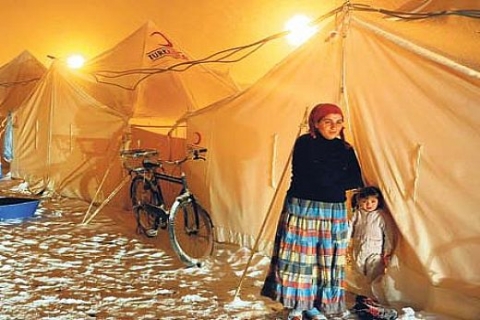 Van'da kalıcı konutların yetişmesi için çift vardiyaya geçiliyor!