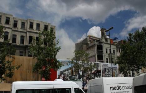 Tarlabaşı'nda yenileme için boşaltılan binada yangın çıktı!