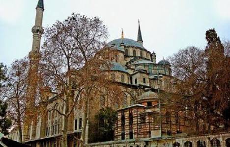 Fatih Camii'nin havalandırması için ağaçlar söküldü! 