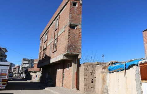 Şanlıurfa Siverek'te 3 katlı bina görenleri şaşırtıyor!