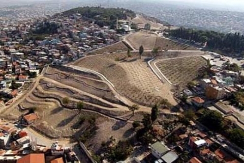 İzmir Kadifekale eteklerindeki 1861 bina kentsel yenileme projesi için yıkıldı!