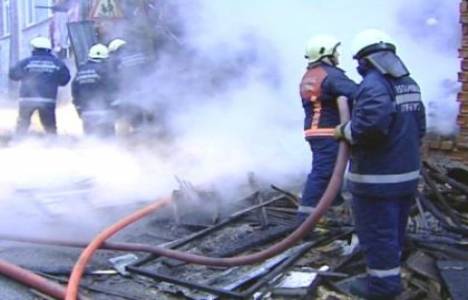 Şişli'de çıkan yangında ahşap bina kullanılamaz hale geldi!