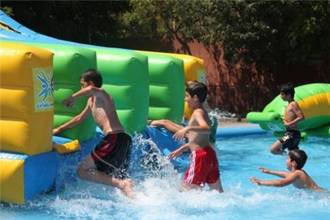 Güngören Belediyesi, okul bahçesini su parkına dönüştürdü!