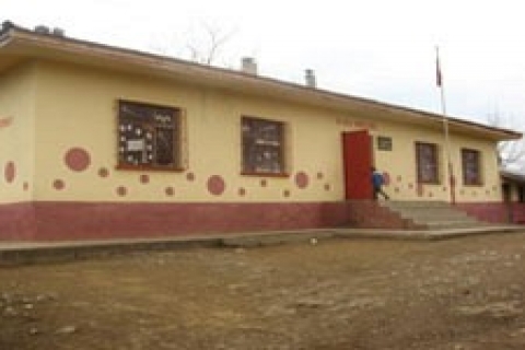 Gökdere Köyü'nde üniversite öğrencileri köy okulunu onardı!