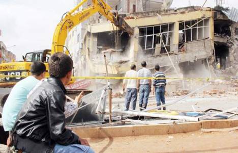 Hatay'da hasar gören ve tehlike arz eden binalar yıkılıyor!