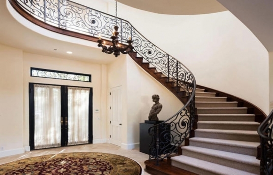 Charlie Sheen Beverly Hills teki evini 8 milyon dolara satıyor!